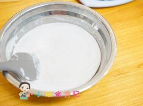 牛奶肉泥倒到一个碗里面