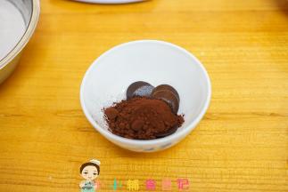 巧克力+可可粉放入锅里先温一下变软，把热的30g玉米油混合搅拌均匀