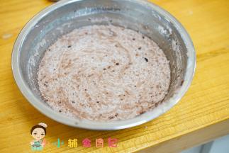 把巧克力糊倒入牛奶肉泥搅拌均匀