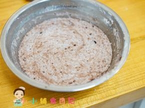 把巧克力糊倒入牛奶肉泥搅拌均匀