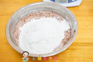 90g低筋面粉混合进肉泥牛奶里