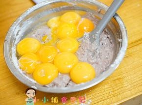 把蛋黄全部放入搅拌均匀至没有疙瘩