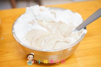 然后把全部蛋白跟蛋黄糊搅拌均匀