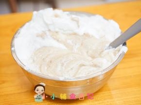 然后把全部蛋白跟蛋黄糊搅拌均匀