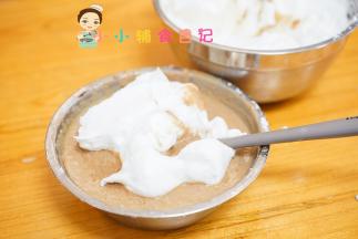 先放1/3蛋白在蛋黄糊里搅拌