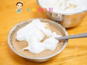 先放1/3蛋白在蛋黄糊里搅拌