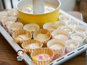 烤箱提前预热170度 ，纸杯蛋糕7成满