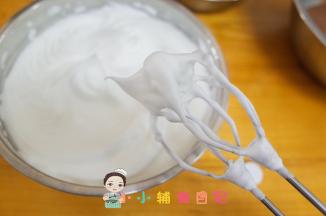 准备一个无水无油的容器，放入5个蛋白倒3滴柠檬汁打发至这样的细腻坚硬有一点点微微的弯钩的状态