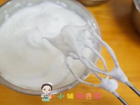 准备一个无水无油的容器，放入5个蛋白倒3滴柠檬汁打发至这样的细腻坚硬有一点点微微的弯钩的状态