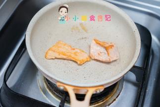 等一面煎成金黄色就可以翻面了