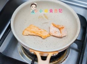 等一面煎成金黄色就可以翻面了