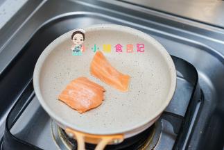 锅里温热后放入三文鱼，这里不需要放一滴油