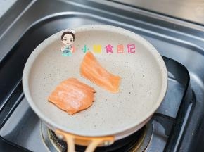 锅里温热后放入三文鱼，这里不需要放一滴油