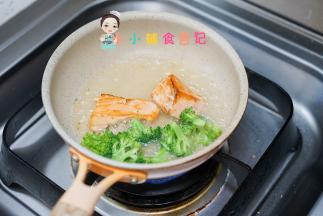 把西蓝花也放进去一起煮，煮熟后就可以捞出了，是不是超级简单呢