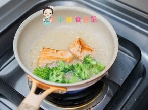 把西蓝花也放进去一起煮，煮熟后就可以捞出了，是不是超级简单呢