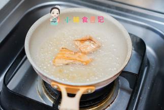 两面金黄后放入一些开水煮一下