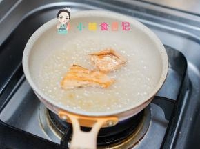两面金黄后放入一些开水煮一下
