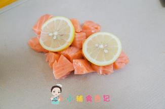 三文鱼去皮去刺切块放入柠檬腌渍15分钟