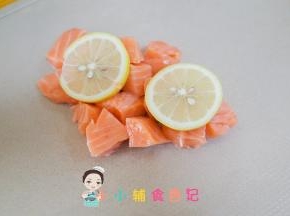 三文鱼去皮去刺切块放入柠檬腌渍15分钟