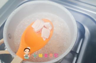 三文鱼捞出备用