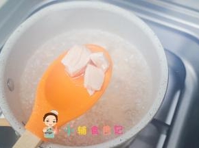 三文鱼捞出备用