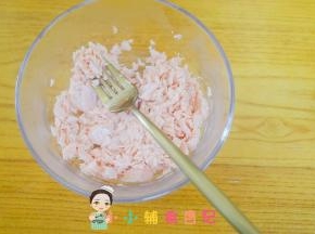 用叉子碾碎