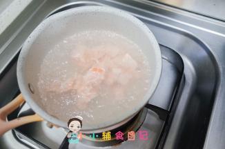 水里放入三文鱼煮熟