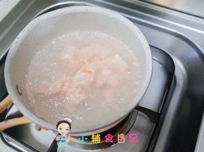 水里放入三文鱼煮熟