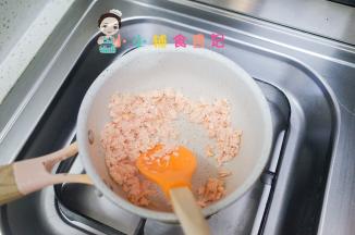 锅里不用放油，直接放入鱼碎翻炒，要小火炒