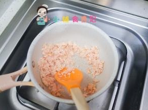 锅里不用放油，直接放入鱼碎翻炒，要小火炒