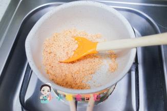 继续锅里翻炒一下千万不要炒过头，因为三文鱼油脂含量很多炒太久会变得很硬