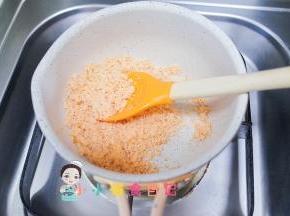 继续锅里翻炒一下千万不要炒过头，因为三文鱼油脂含量很多炒太久会变得很硬