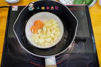 土豆去皮切丁跟胡萝卜一起水煮蒸熟备用