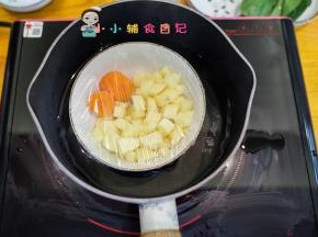 土豆去皮切丁跟胡萝卜一起水煮蒸熟备用