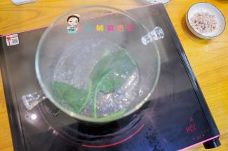 锅里水烧开加入菠菜焯水