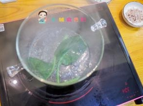 锅里水烧开加入菠菜焯水
