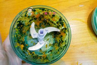 把胡萝卜跟菠菜全部切碎备用