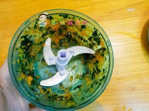 把胡萝卜跟菠菜全部切碎备用