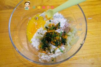蒸熟的土豆、胡萝卜、菠菜、 面粉、玉米淀粉、蛋黄、花生酱10克、 熟肉末15克，全部放到碗里