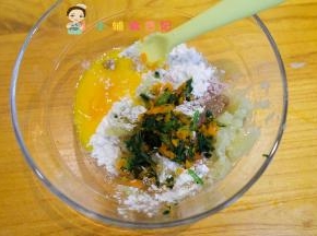 蒸熟的土豆、胡萝卜、菠菜、 面粉、玉米淀粉、蛋黄、花生酱10克、 熟肉末15克，全部放到碗里