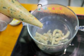 水煮开后关小火，裱花袋剪小口挤出来一条条的，煮熟即可