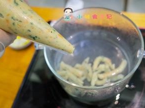 水煮开后关小火，裱花袋剪小口挤出来一条条的，煮熟即可