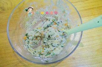 土豆压成泥混合好，放入一个裱花袋里