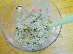 土豆压成泥混合好，放入一个裱花袋里