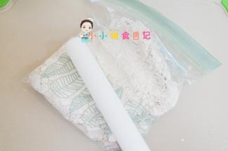 准备一个厚的塑料密封袋把250g酵母放进去用擀面杖拍扁