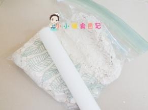 准备一个厚的塑料密封袋把250g酵母放进去用擀面杖拍扁