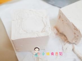 准备一把刀把酵母一分为二