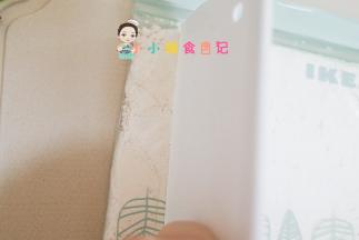 用一个刮板把酵母分割成小块