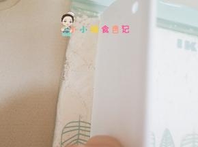 用一个刮板把酵母分割成小块