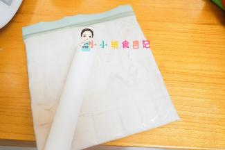 冷冻好拿出来非常硬 用擀面杖敲一下变成小块